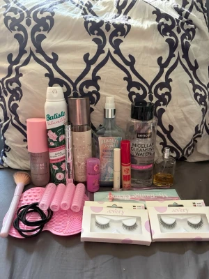 Skönhetstillbehör & sminkverktyg mix - Mycket kvar!❤️Paket med sminkborste, rosa silikonrengöringsmatta, hårsnoddar, rosa hårspolar och två par lösögonfransar från Every. Perfekt för dig som vill fixa både hår och smink hemma. Flera produkter i rosa och vitt, passar till olika stylingrutiner.