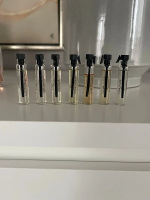Essnce mini parfymer - 7 små parfymer från Essnce i dofterna Cotton Clouds, High On Chai, Toxique, Boosy Peach, Noble Eclat, Clean Vibes och Pink Haze. Säljer enbart alla tillsammans! 🤍