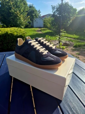 Dark Navy Maison Margiela  - Snygga Dark Navy sneakers från Maison Marigela i perfekt skick, lådan är tyvärr skadad, endast testade, originaldelar medföljer 