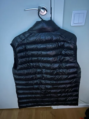 Moncler väst  - Hej säljer denna moncler väst i storlek S har endast haft den i ett år och det är få skavanker vid dragkedjan, Köpte den för 8000kr på monclers hemsida, bara att höra av sig om frågor!