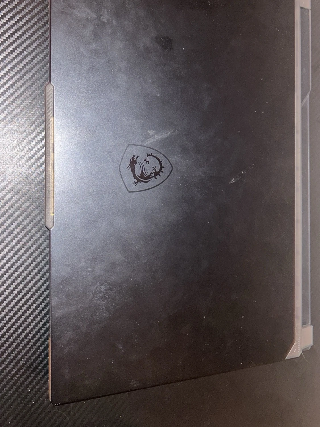 Svart MSI gaming laptop - 1