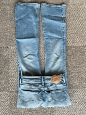Leejeans nypris 1090kr - Knappt använda jeans i från Lee. Tyvärr lite för små för mig annars hade jag gärna behållit dessa. Måtten är W26 och L31. Superfin ljusblå färg och perfekt för alla tillfällen uppklätt eller till vardags💕
