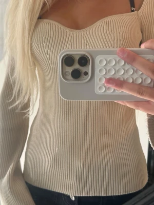 Ribbstickad topp - Veggie rippstickadtopp med sweetheart-ringnig och långa utsvängda ärmar och figurnära models ops den är lite nopprig på ryggen❤️