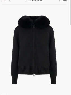 Alessa fur jacket - Svart Alessa jacka i storlek S, bara höra skriva med frågor eller pris❤️