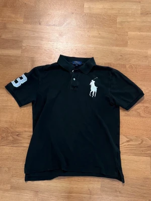 Grön Ralph Lauren piké - Säljer en tvärfet piké ifrån Ralph Lauren i storlek barn L, skulle säga att den sitter som S i herrstorlek. perfekt ute på golfbanan eller på ghädat. Om du har några frågor eller funderingar är de bara o höra va sig! Mvh Filip 