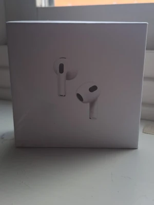 Apple AirPods Gen 3 - Säljer ett par vita Apple AirPods med MagSafe-laddningsetui. Trådlösa in-ear-hörlurar med stilren design och smidigt etui för enkel laddning. Perfekta för musik, samtal och vardagsbruk. Kompatibla med iPhone och andra Apple-enheter.