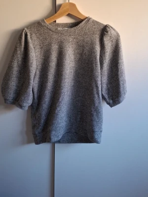 Grå puffärm topp - Mysig grå topp med puffärmar 