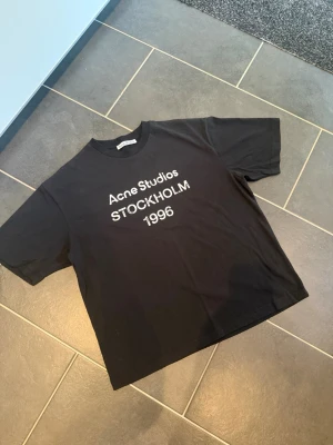 Acne studios T-shirt  - Riktigt snygg Acne studios T-shirt i riktigt bra skick, storlek M, skriv för funderingar!