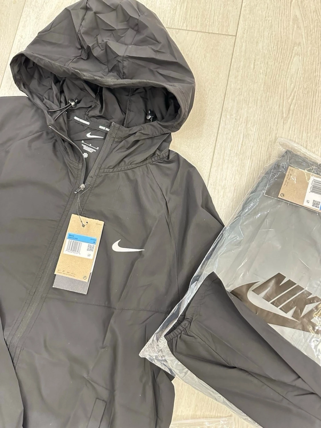 Svart vindjacka från Nike med huva - 2
