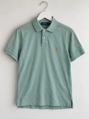 Grön pikétröja från Polo Ralph Lauren - 🏷️ Märke: Ralph Lauren 👕 Produkt: piké 📏 Storlek: S 📐 Passform: slim fit 🎨 Färg: grön ✨ Skick: mycket bra 💸 Pris: 249kr