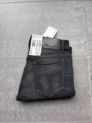 Tiger of Sweden jeans nya - Helt nya jeans ifrån tiger of Sweden med prislapparna kvar på. Storleken är w29 L32 och i modellen slim. Kvitto kan visas privat 