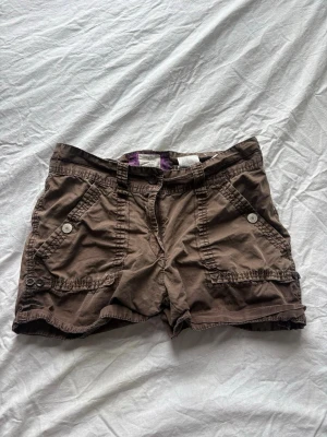 Bruna cargo shorts  - Bruna vintage cargo shorts , med må han fina detaljer och knappar 💓