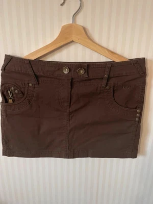 Vintage lågmidjad kjol - Lågmidjad minikjol från Deep i storlek S, men passar nog även M. Midjemått rakt över: 40cm, längd: 31,5cm. Köpt på vinted men säljer då den var för stor. Hör gärna av er vid frågor/prisförslag🫶