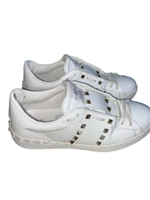💜 Valentino Garavani 39 Rockstud Öppen Open Shoe Skor Vit Silver valentinos - Hej!!! Jag säljer dessa Valentino Öppna skor i vit färg och silver nitar 💕✨️ Helt oanvända och bara prövade, 100% skick. Skor vit låda och påse följer med i fullpris. Vi kan diskutera priset och prata mer. Skriv till mig så kan du få nya skor för sommaren och hösten 😊💜 MVH