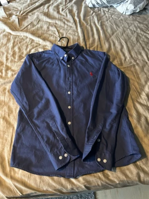 Blå ralph lauren skjorta - Blå ralph lauren skjorta i storlek M men den är liten i storleken så den passar S. Den är i fint skick och inga defekter. 