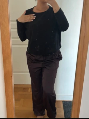 Svart stickad tröja från H&M - En svart stickad tröja från H&M med rund halsringning och långa ärmar. Bra skick 