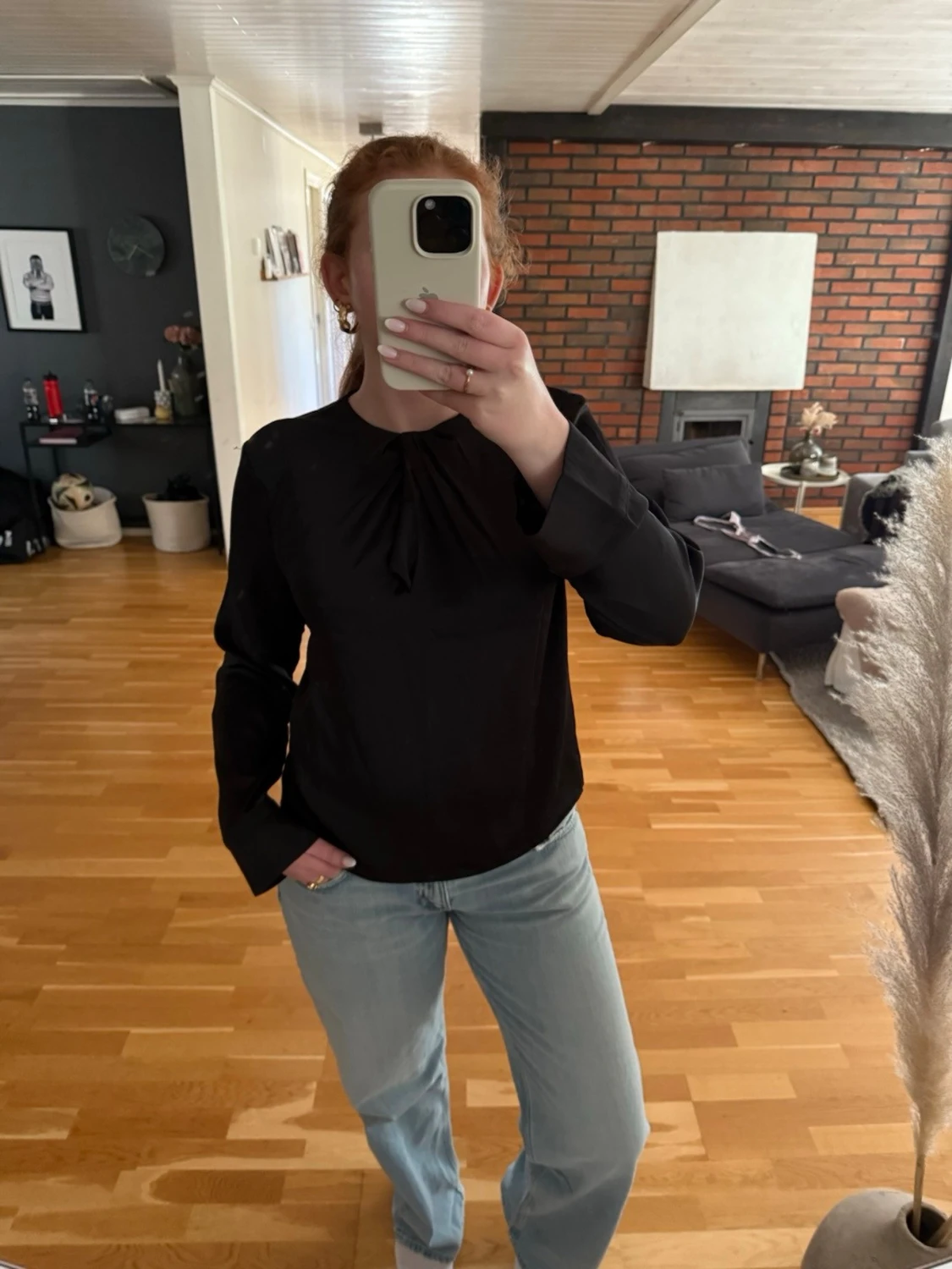 Svart blus med veckad detalj