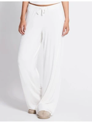 Vita vida loungewear-byxor - Supermjuka och löst sittande loungewear-byxor i vitt med breda ben och resår i midjan samt dragsko. Perfekta för chill hemma eller mysiga kvällar. Materialet ser ut att vara stretchigt och följsamt. Säljer dom för dom kommer inte till användning 