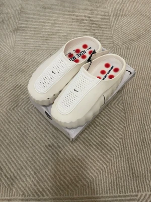 Nike mind 001 - Strl.44 - Hej!   Jag säljer ett par vita Nike mind 001 i storlek 44. De är i nyskick utan några slitage.   Kommer från en djur- och rökfritt hem. Fraktas alltid samma dag innan klockan 20, hör av er om ni undrar något!