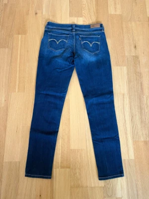 Levis jeans  - Ett par Levis jeans med sjukt fin tvätt och till ett riktigt fyndpris! Byxorna är i storlek 29/32 Och har innebens längd på 74cm och midja sida till sida på 38cm. Byxorna är i fint skick utan några konstigheter. Skulle det vara några frågor så skriv annars fritt fram att köpa! (Postar inom 24h)