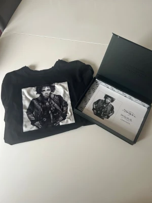 Limitato T-shirt  - LIMITATO T-SHIRT Storlek: Xs Passform: Normal Nypris: 1800 SEK Skick: Bra skick Box ingår Skickas inom 24h