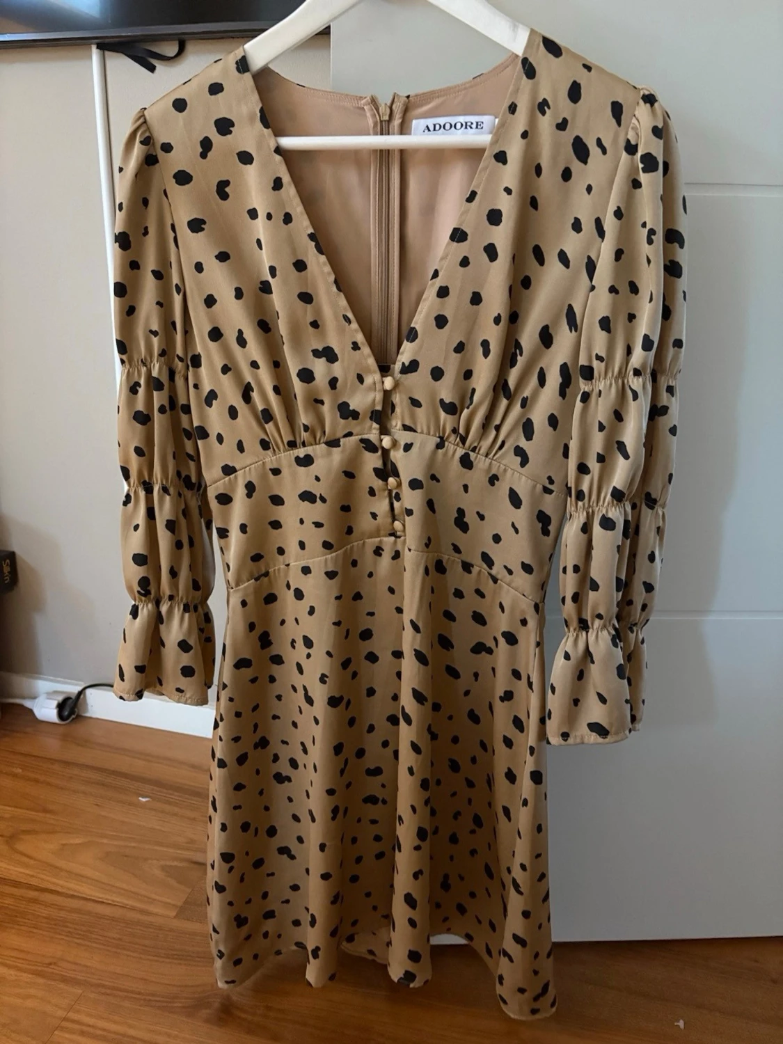 Beige prickig klänning från Adoore