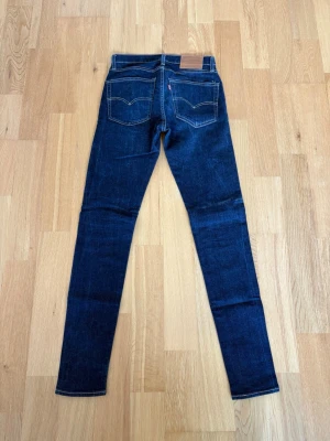 Levis jeans  - Ett par Levis jeans med sjukt fin tvätt och till ett riktigt fyndpris! Byxorna är i storlek 30/34 Och har innebens längd på 81cm och midja sida till sida på 35cm. Byxorna är i fint skick utan några konstigheter. Skulle det vara några frågor så skriv annars fritt fram att köpa! (Postar inom 24h)