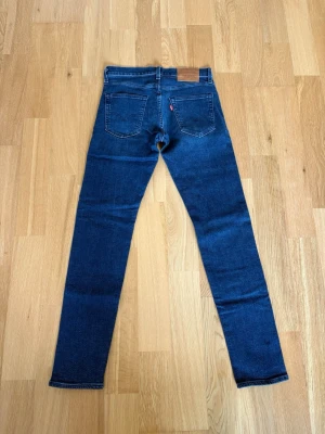 Levis Jeans - Ett par Levis jeans med sjukt fin tvätt och till ett riktigt fyndpris! Byxorna är i storlek 28/32 Och har innebens längd på 78cm och midja sida till sida på 37cm. Byxorna är i fint skick utan några konstigheter. Skulle det vara några frågor så skriv annars fritt fram att köpa! (Postar inom 24h)