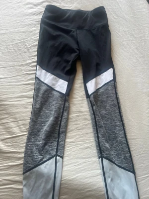 Olika sportkläder  - Säljer olika slags sportkläder 150kr tillsammans. (15-25kr/st.)