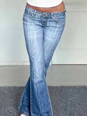 Jeans - Midjemått: 36cm, innerbenslängd: 79cm 💗