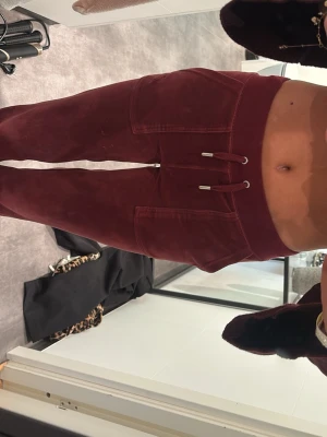 Juicy couture vinröda byxor❣️ - säljer mina juicy byxor eftersom de inte kommer till användning.❣️köpte de för 900kr. ⚠️‼️PRIS KAN DISKUTERAS‼️⚠️
