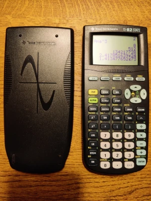 Texas Instruments TI-82 Stats miniräknare - Grafritande miniräknare TI-82 Stats från Texas Instruments. Svart plastskal med tydliga knappar i olika färger och ett skyddsfodral. Perfekt för matte, statistik och programmering. Funkar som den ska.