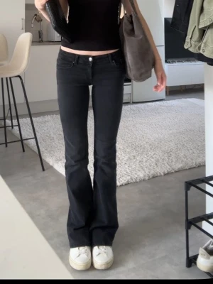 Lågmidjadd svarta only jeans - Lågmidjadd svarta only jeans som är sååå fina!!😍midjemått:33 cm rakt över, innerbenslängden: 82 cm😍 i onlys storlekar är det xs/32, använda kanske 2 gånger
