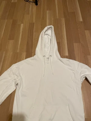 Vit Hoodie från Pier One -  Vit hoodie ifrån Pier One i storlek S I mycket bra skick. Bara andvänd ett par gånger och är i fint skick.