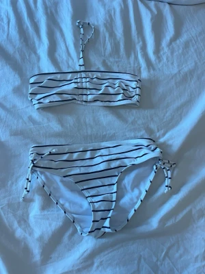 Vit och svart randig bikini  - Bikini men svarta ränder, aldrig använd!
