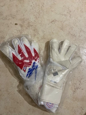 Kaalier målvaktshandskar - Elite Kaalier målvaktshandskar jack butland edition, helt ny förbackat, storlek 10. Säljs pga storlek. Köpt för 950kr.
