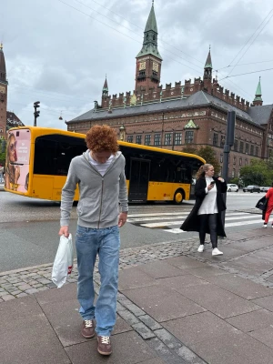 Massimo Dutti Zip - Hej, säljer nu denna Massimo Dutti koftan, jag är 179cm och 68kg, och den passar! Lämna prisförslag & frågor, köp gärna idag för åker iväg på resa!