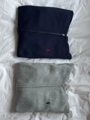 Ralph Lauren Zip Up tröjor – grå & blå - Säljer två snygga Ralph Lauren Zip Up tröjor i grått och blått. Båda är knappt använda och är i väldigt fint skick utan fläckar, hål eller andra skador.  Klassisk och stilren design som passar perfekt till vardags, skolan eller en mer clean outfit. Äkta Ralph Lauren-kvalitet med bra passform.                                                          Pris:                                                                                  1 för 599kr   2 för 999kr