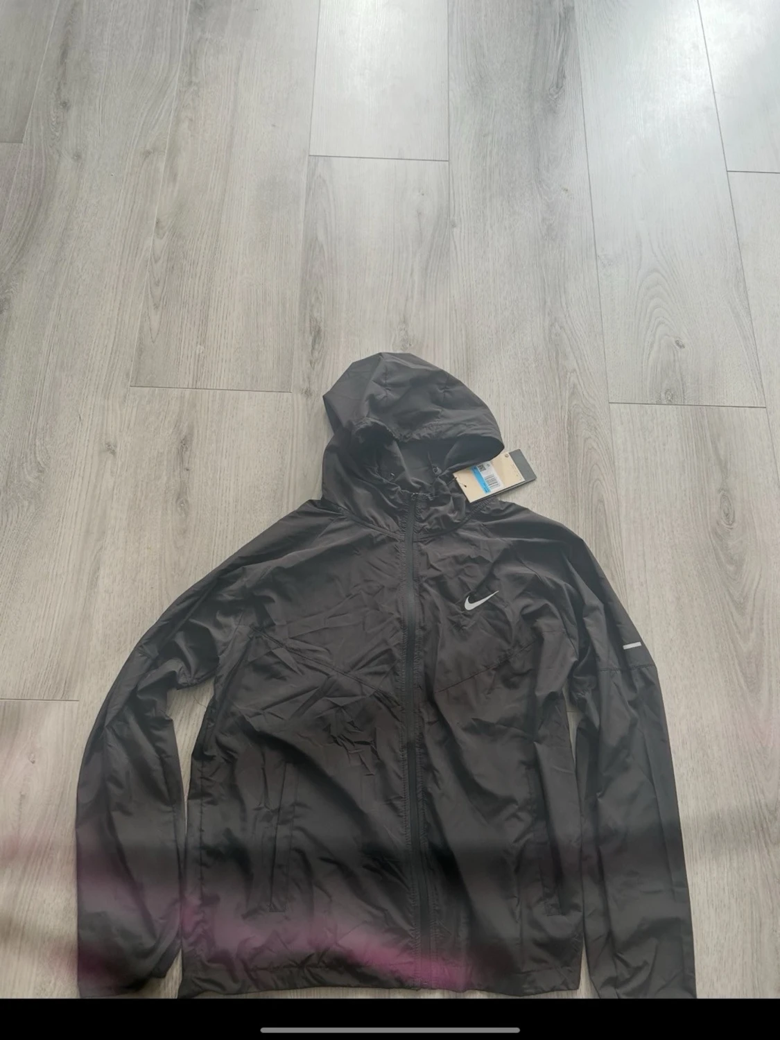 Svart vindjacka med huva från Nike