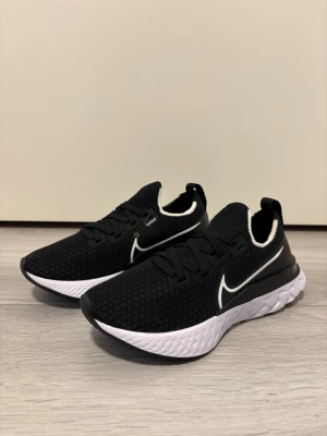 Nike juoksukengät - NIKE REACT INFINITY RUN FLYKNIT Malli: CD4372-002 Koko: 35,5 Ovh: 170€ Neutraali askellus  running shoes