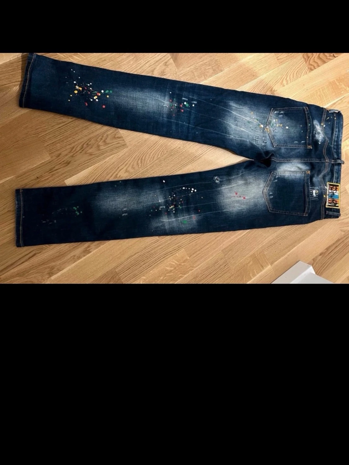 Mörkblå jeans med färgstänk - 1