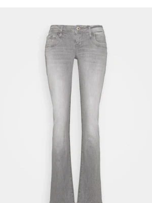 Grå bootcut jeans med utsvängda ben - Säljer ett par snygga grå jeans med bootcut-modell och utsvängda ben. Jeansen har klassisk femficksdesign, knappgylf och är tillverkade i ett mjukt denimtyg. Perfekta för dig som gillar en avslappnad men trendig look. Är i storlek 29/34. Finns en liten fläck på byxan som inte går bort men man kan säkert försöka. 