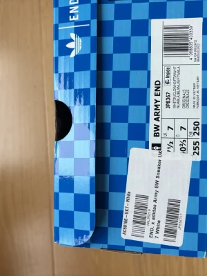 Adidas BW Army vita sneakers - Snygga Adidas BW Army sneakers i vitt läder med detaljer i mocka och klassisk gummisula. Skorna har en låg profil och stilren design som passar till det mesta. Levereras i originalkartong.