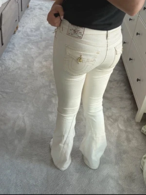 True Religion  - Märke: True Religion  Storlek: W26 motsvarar XS-S  Färg: Vit/creme med brunbeiga remmar  Modell: Joey   Jeansen är aldrig använda mer än att de testats så är i nyskick. Säljer då de inte används. Tror inte de går att få tag på längre. 🌸 Skicka förslag   #truereligion #dfyne #gtech #lågmidjadejeans #lowwaist #nelly #caia #jeans #missmejeans