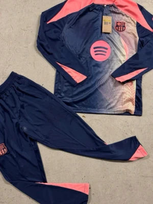 Barcelona tracksuit  - Nike Barcelona tracksuit storlek M. Är använd 2 3 gånger inga tags eller påse finns. Väldigt bra skick inga märken eller liknande priset går att diskutera 