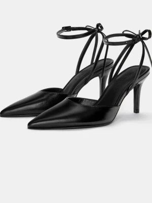 Klackskor  - Säljer ett par svarta pumps med spetsig tå och smal klack. Skorna har tunna ankelremmar och små rosetter i bak 😇