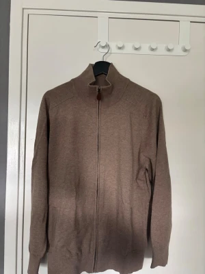 Beige merinoull zip - Säljer en stilren beige ziptröja från emidio tucci med hög krage och hel dragkedja framtill. Köpte tröjan i Barcelona för ca 650 svenska kronor. Den är helt sprillans ny så bara att höra av er vid frågor💪😆