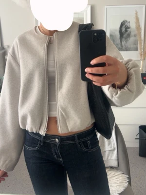 Jacka zara - Ljusbeige/grå jacka från Zara, är storlek L men sitter mer som Xs-S❣️