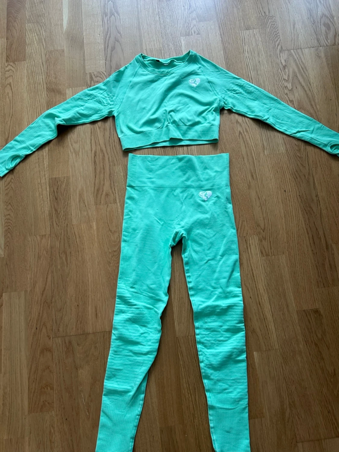 Mintgrönt träningsset med långärmad crop top