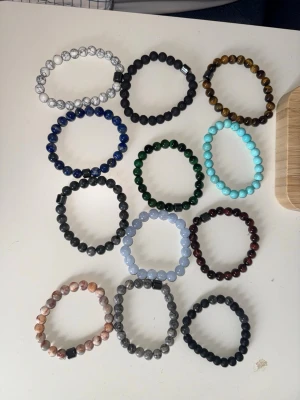 Fina pärlarmband med magnet - Säljer 12 stycken armband i flera olika färger. Flesta med magnet och priset kan diskuteras